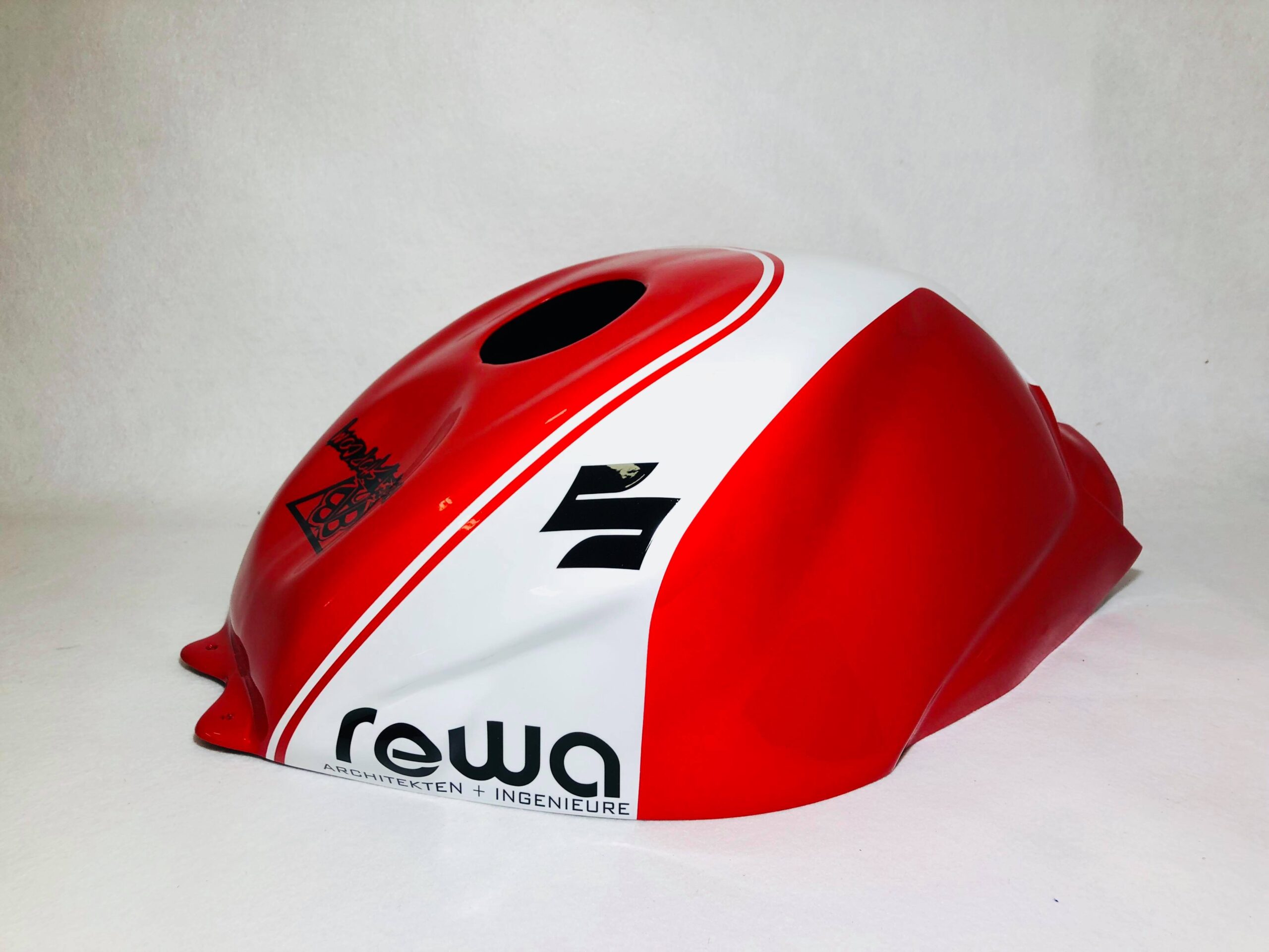 Suzuki Race Fairings – Custom Painted Design 8 - Image 4